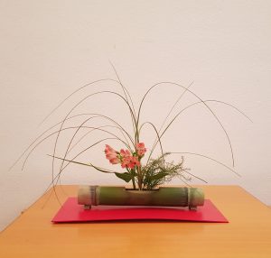 HERSTELLEN EINES BAMBUS-CONTAINERS FÜR ARRANGEMENTS | Ikebana